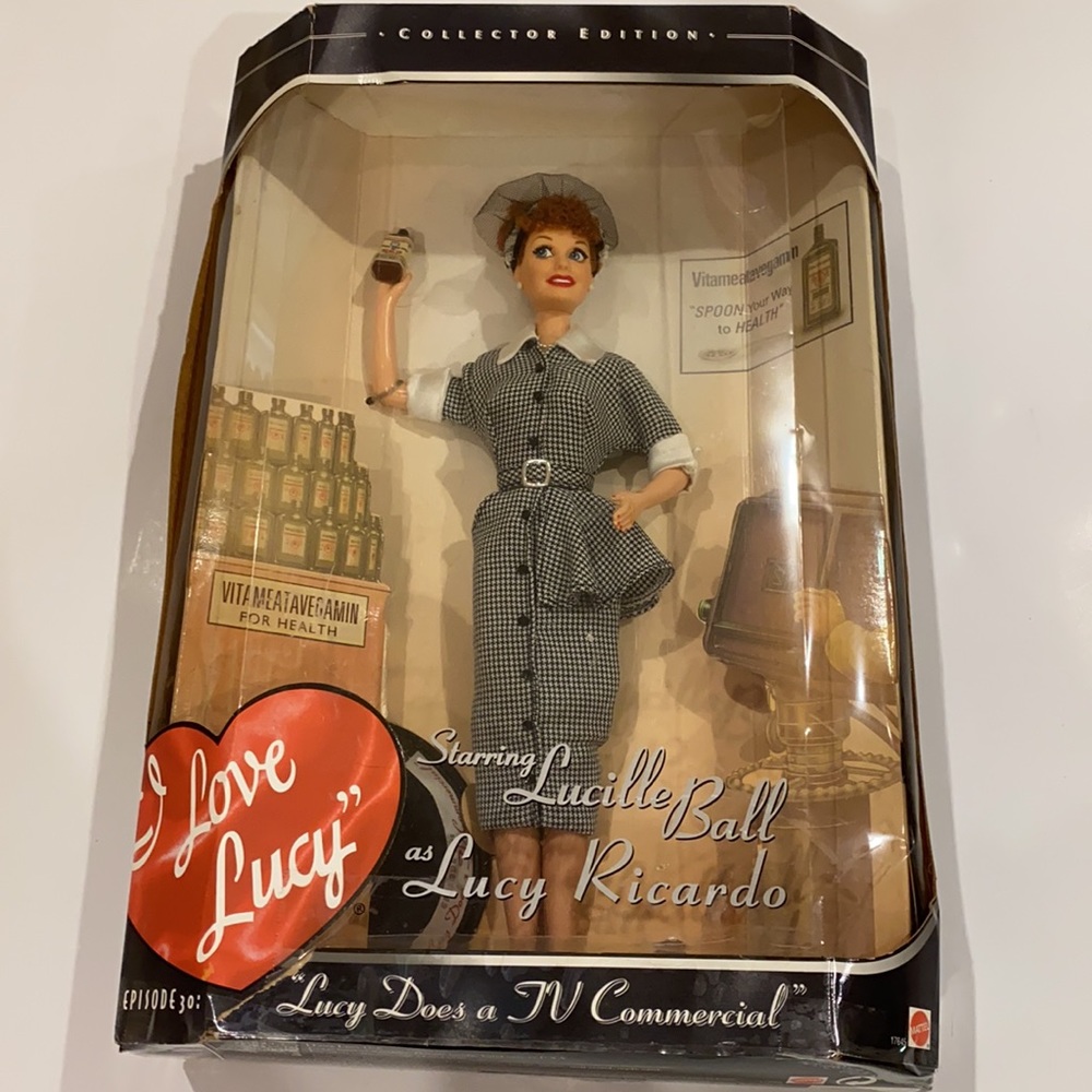 LUCILLE BALL COLLECTORS EDITION DOLL - Picture 6 of 15